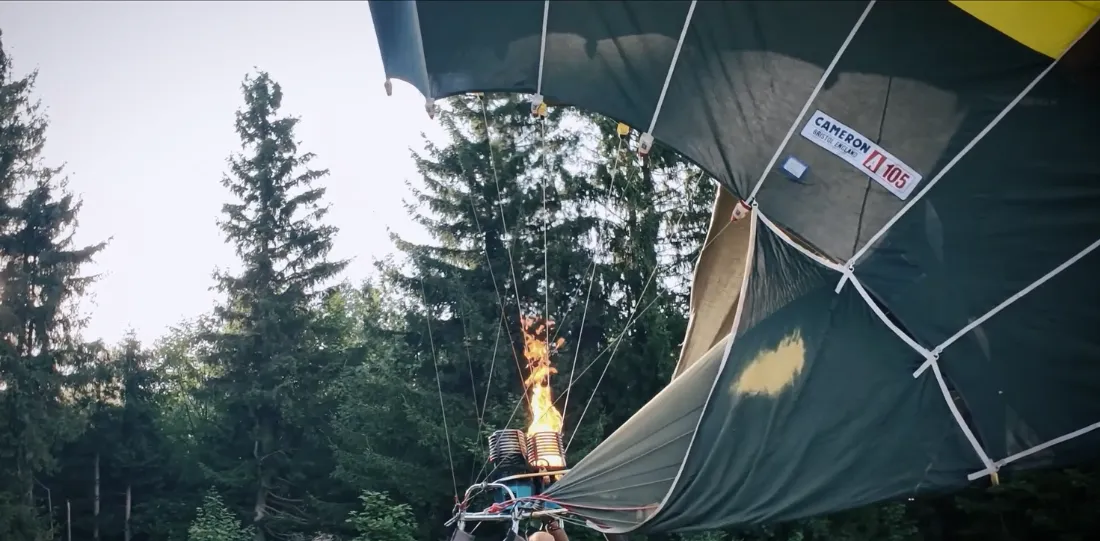 Kopuła balonu Cameron 105 w trakcie pionowania